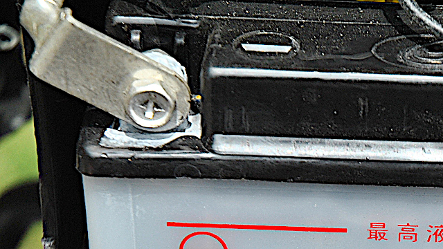 バッテリー端子に発生した白い粉の除去とサイドカバーのグロメット交換 Yb125spメンテ バイクで田舎道