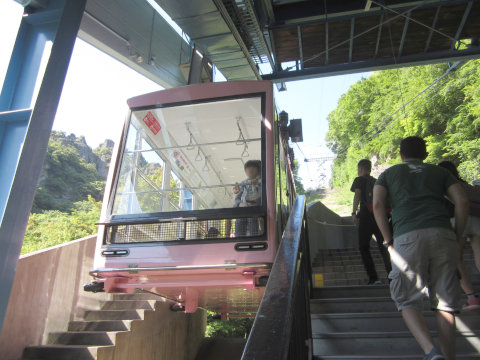 寒霞渓ロープウェイこううん駅の乗り場。ゴンドラが停車中