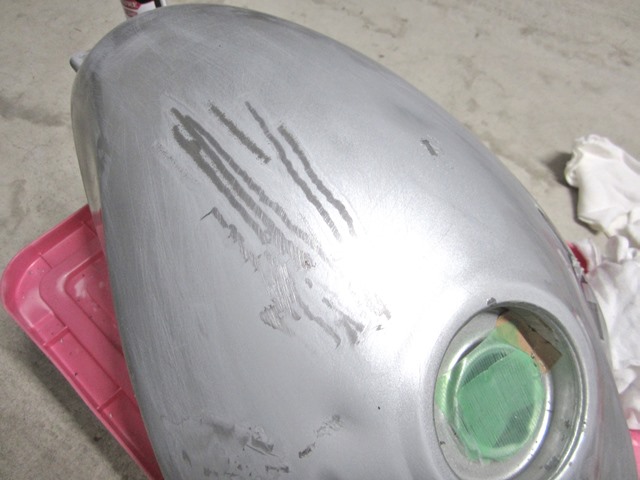 バイクのタンクを缶スプレーで再塗装（剥離からクリアーまで）【VTR250 