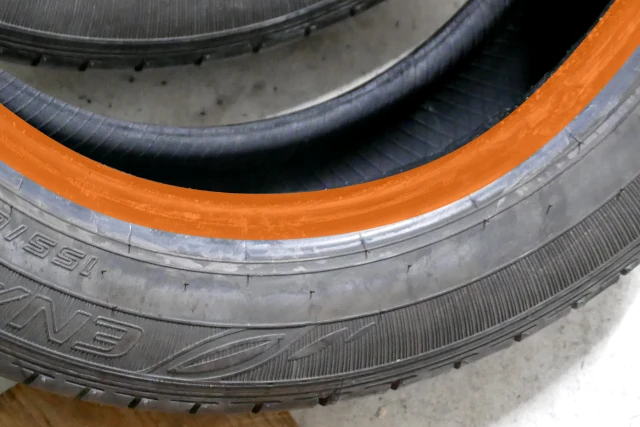 タイヤのビードの位置をオレンジ色で塗った画像