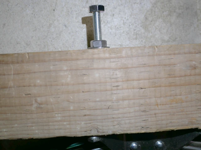 ジャッキを固定したボルトと調節するためのナット